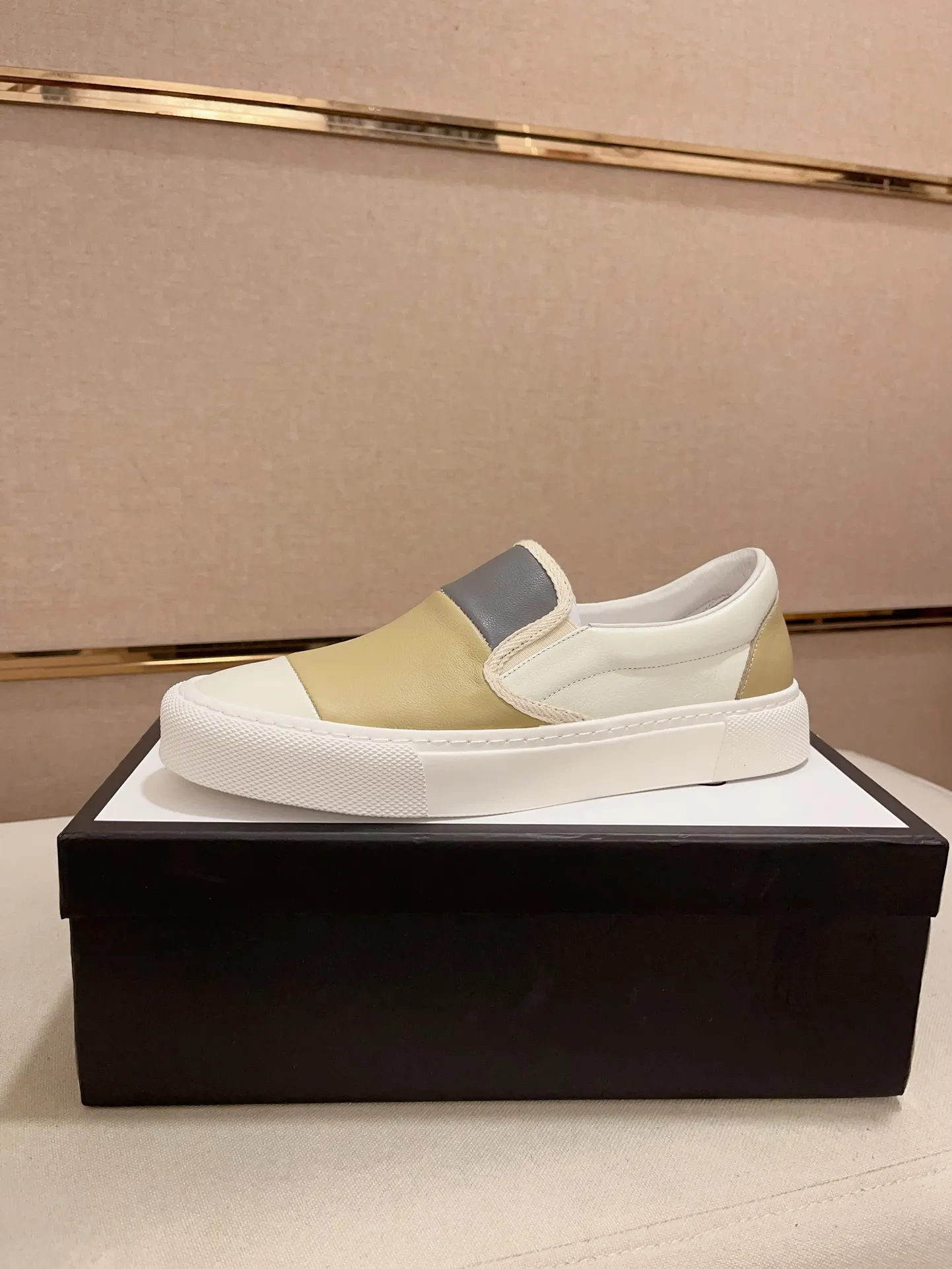 Men's shoes💰 440💰The new GUCCI (Gucci) counters are launched simultaneously. The new men's shoes, 😘fabrics are selected from imported cowhide, and the lining is sheepskin lining. 👍🏿 High-end ☄️ air-cushion molded anti-slip rubber outsole, exquisite lines, simple and elegant, comfortable and high-end for leisure travel. Code number: 38 to 44 (45 can be customized and cannot be returned or exchanged)